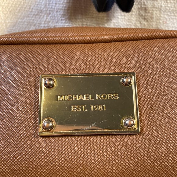 Michael Kors wristlet or cosmetic 💝 - Picture 2 of 6